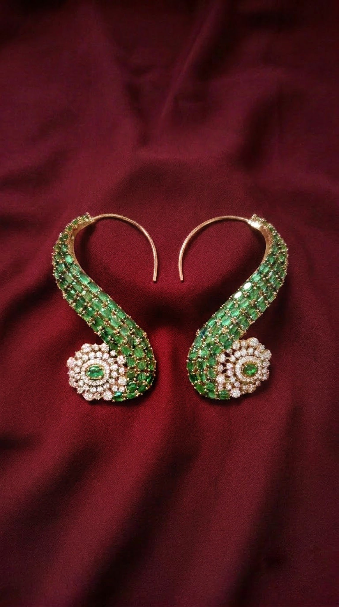 Gold-tone curved necklace set with emerald-green stones and crystal rosettes - view 2