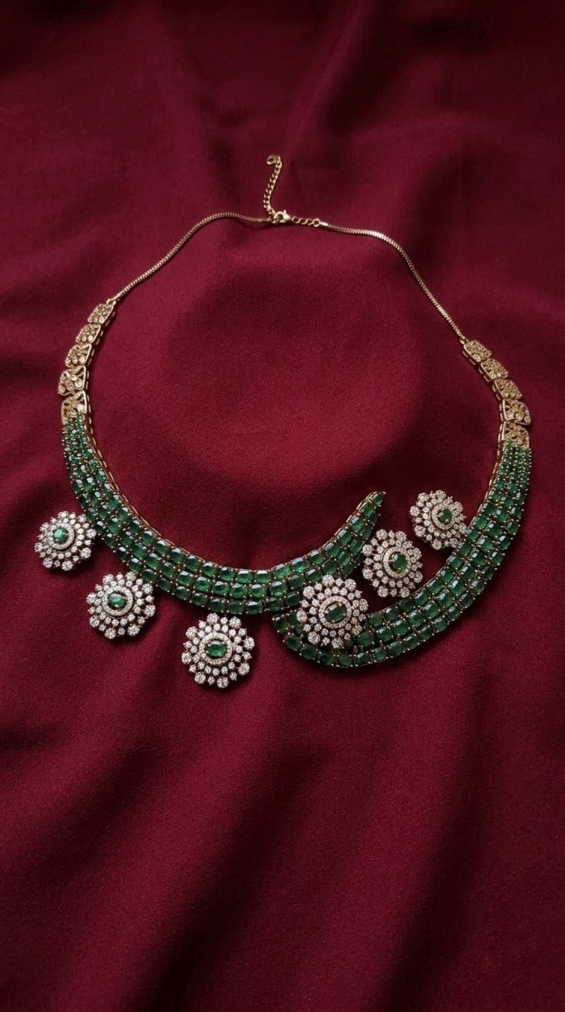 Gold-tone curved necklace set with emerald-green stones and crystal rosettes - view 3