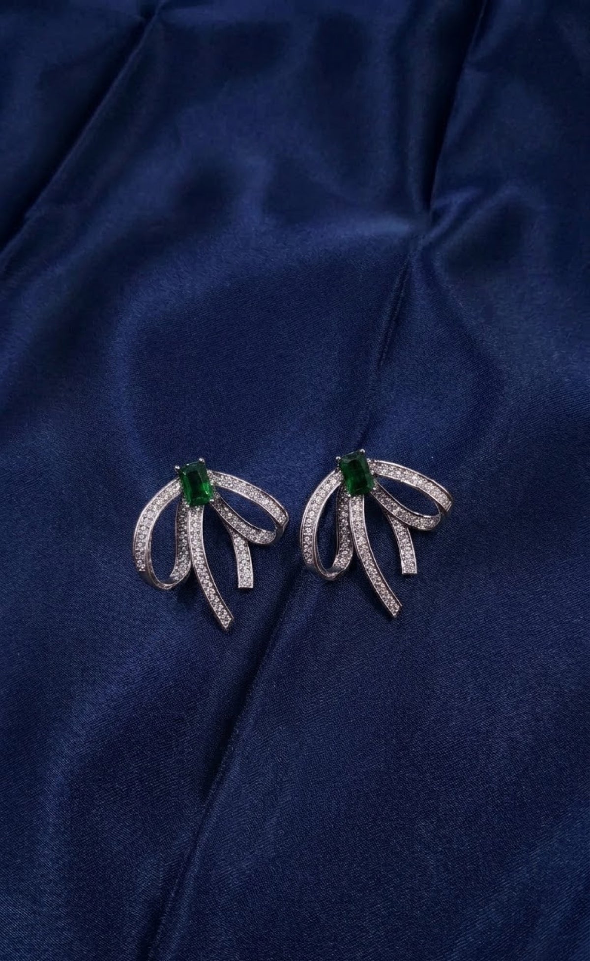 Silver-tone ribbon bow pendant set with green stone - view 2